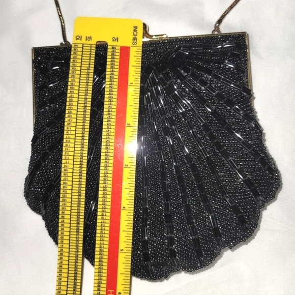 Parisian Signature beaded shell shaped evening bag - Picture 6 of 8